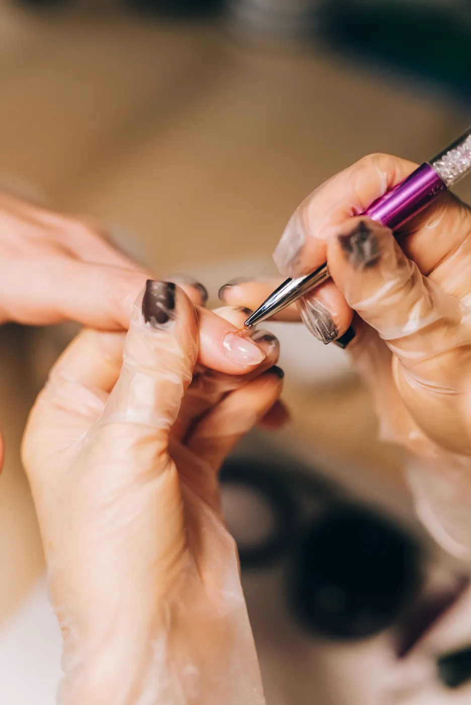 Detailarbeit am Nageldesign